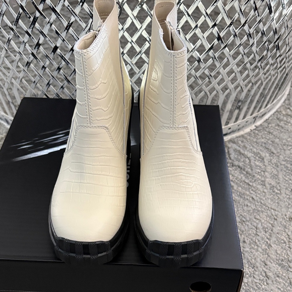 Sorel Women's Textured White Ankle Boots size 8-new - Picture 4 of 6